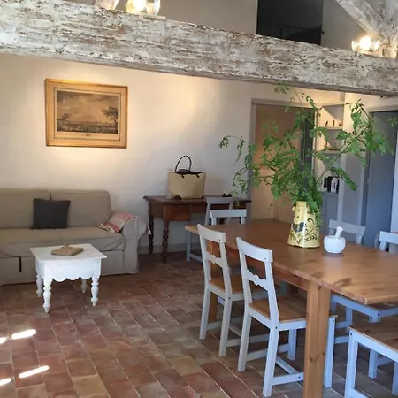 Les Vendangeurs A 800 M De La *