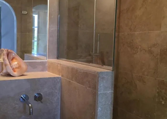 Les Vendangeurs A 800 M De La بيت للعطل *