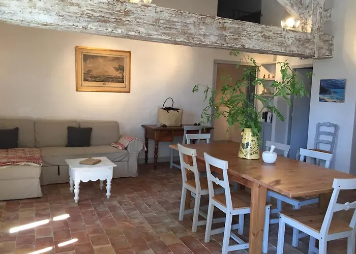 Les Vendangeurs A 800 M De La *